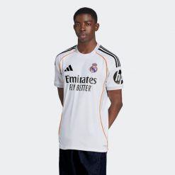 Koszulka piłkarska ADIDAS Real Madryt 25/26 domowa. Bluzki damskie Adidas, xl, bez wzorów, bez kołnierzyka, bez ramiączek. Za 459.99 zł.