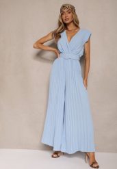 Jasnoniebieski Kopertowy Kombinezon Wide Leg Zdobiony Plisami i Paskiem z Klamrą Salirella. Niebieskie sukienki damskie Renee, z aplikacjami, eleganckie, bez ramiączek. W wyprzedaży za 91.99 zł.