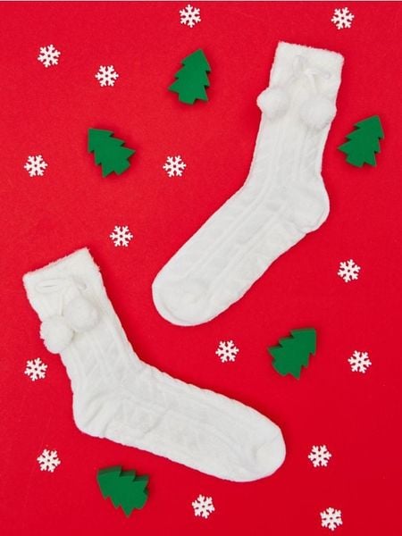 Skarpetki - kremowy. Białe skarpetki damskie Sinsay, bez wzorów, ze splotem. Za 19.99 zł.