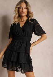 Czarna Sukienka o Rozkloszowanym Kroju z Dekoltem w Serek i Falbankami Drapia. Czarne sukienki damskie Renee, bez wzorów, eleganckie, bez ramiączek. W wyprzedaży za 119.99 zł.