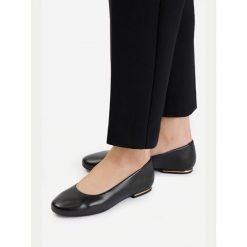 Baleriny Lasocki. Czarne balerinki damskie Lasocki, bez wzorów. Za 149.99 zł.