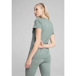 Damska koszulka z logo ESS No. 1 PUMA Green Moon. Zielone bluzki damskie Puma, xs, bez wzorów, bez kołnierzyka, bez ramiączek. W wyprzedaży za 64.00 zł.