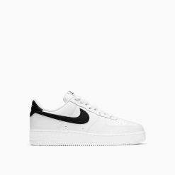 Buty sportowe damskie Nike Air Force 1. Białe obuwie sportowe casual damskie Nike, do koszykówki, Nike Air Force. Za 509.00 zł.
