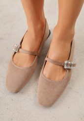 Ciemnobeżowe Balerinki z Imitacji Zamszu z Paskiem z Biżuteryjną Klamerką Elintora. Brązowe balerinki damskie Born2be, bez wzorów, z jeansu. Za 79.99 zł.