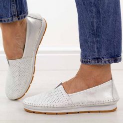 Srebrne skórzane półbuty damskie S.Barski 7049. Szare półbuty damskie S.BARSKI, na jesień, w ażurowe wzory, z jeansu, bez obcasa, na płaskiej podeszwie, bez zapięcia. Za 229.00 zł.