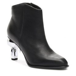 Botki KARL LAGERFELD. Czarne botki damskie KARL LAGERFELD, bez obcasa, na słupku, bez zapięcia. Za 529.99 zł.