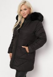 Czarna Kurtka z Szerokim Pikowaniem i Kapturem z Futerkiem Hietala. Czarne kurtki damskie Born2be, xl, bez wzorów. Za 279.99 zł.