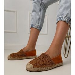 Brązowe espadryle ażurowe na platformie. Brązowe espadryle damskie w ażurowe wzory, ze skóry, bez obcasa, na platformie. Za 81.09 zł.