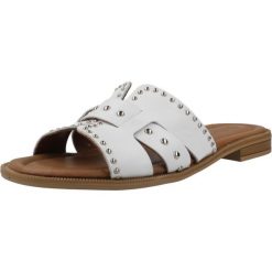 Sandały CARMELA 163060C Biały. Białe sandały damskie Carmela, bez wzorów, ze skóry, bez obcasa, bez zapięcia. Za 281.99 zł.