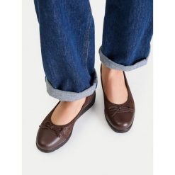 Półbuty Go Soft. Brązowe czółenka damskie GO SOFT, bez wzorów, bez obcasa, na koturnie. Za 179.99 zł.