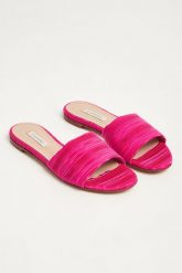 Klapki damskie CASADEI. Klapki damskie Casadei, bez wzorów, bez obcasa, bez zapięcia. W wyprzedaży za 1,396.85 zł.