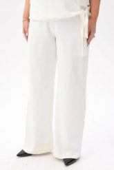 Eleganckie spodnie Rosa z poszerzoną nogawką w kolorze ecru PLUS SIZE XXL. Spodnie materiałowe damskie Moda Size Plus Iwanek, bez wzorów, z elastanu, krótkie. Za 249.90 zł.