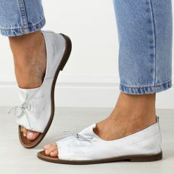 Srebrne skórzane Polskie sandały damskie z zakrytą piętą Deoni D488. Szare sandały damskie Deoni, bez wzorów, ze skóry, bez obcasa, na obcasie, bez zapięcia. Za 399.00 zł.