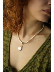 Pierres delicates Pozłacany naszyjnik z perłami i zawieszką - dł. 50 cm rozmiar: onesize. Zielone naszyjniki damskie Pierres delicates, z cyrkonią, pozłacane. Za 108.99 zł.