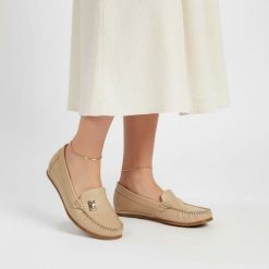 Mokasyny damskie Armodo, cholewka ze skóry naturalnej konstrukcja z dekoracyjną aplikacją miękka forma niska elastyczna podeszwa zapewniająca komfort. Brązowe mokasyny damskie Armodo, ze skóry, bez obcasa. Za 379.00 zł.