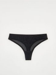 Majtki typu stringi - czarny. Czarne stringi Reserved, bez wzorów. W wyprzedaży za 29.99 zł.