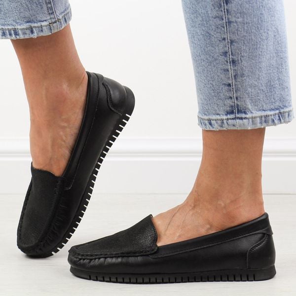 Czarne mokasyny damskie S.Barski 97630 Skóra. Czarne mokasyny damskie S.BARSKI, ze skóry, bez obcasa. Za 149.00 zł.