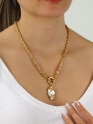 L'Atelier de Gaia Pozłacany naszyjnik z zawieszką - dł. 45 cm rozmiar: onesize. Białe naszyjniki damskie L'Atelier de Gaia, z perłą, pozłacane. Za 75.34 zł.