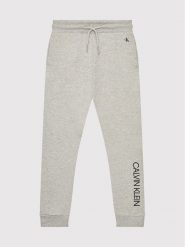 Calvin Klein Jeans Spodnie dresowe Institutional IB0IB00954 Szary Regular Fit. Szare jeansy chłopięce Calvin Klein Jeans, z bawełny. Za 289.99 zł.