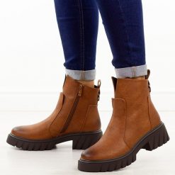 Camelowe botki damskie M.Daszyński 2502-6. Brązowe botki damskie M.Daszyński, na jesień, z jeansu, eleganckie, z okrągłym noskiem, bez obcasa, na platformie, bez zapięcia. Za 199.00 zł.