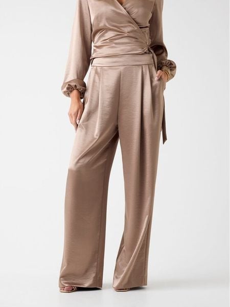Guess Spodnie materiałowe W6RB66 W2612 Beżowy Slim Fit. Brązowe spodnie materiałowe damskie Guess, z aplikacjami, z materiału. Za 308.99 zł.