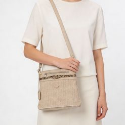 Torebka damska Rieker, z tekstylnego materiału o plecionej strukturze z regulowanym paskiem na ramię praktyczną kieszenią z przodu i lekką wygodną fo. Brązowe listonoszki damskie Rieker, bez wzorów, ze skóry, na ramię, bez dodatków. Za 239.00 zł.