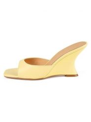 Loft37 Skórzane klapki w kolorze żółtym rozmiar: 38. Żółte klapki damskie loft37, bez wzorów, z otwartym noskiem, bez obcasa, na koturnie, bez zapięcia. Za 304.99 zł.