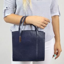Torebka damska skórzana granatowa DAN-A T351. Niebieskie kuferki damskie DAN-A, ze skóry, bez dodatków. Za 229.99 zł.