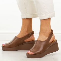 Brązowe skórzane sandały damskie T.Sokolski 407. Brązowe sandały damskie Sokolski, bez wzorów, z jeansu, bez obcasa, na koturnie, bez zapięcia. Za 279.00 zł.