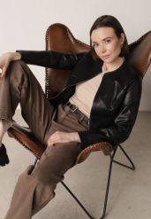 Czarna Kurtka Ramoneska Taliowana bez Kołnierzyka w Motocyklowym Stylu Nelaswenna. Czarne kurtki damskie Born2be, m, bez wzorów, z jeansu, bez kaptura. Za 119.99 zł.