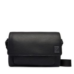 Torebka Calvin Klein. Czarne listonoszki damskie Calvin Klein, bez wzorów, bez dodatków. Za 369.99 zł.