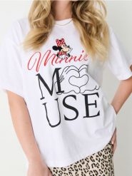 Bawełniana koszulka z nadrukiem Minnie Mouse - biały. Białe koszulki damskie Sinsay, l, bez wzorów, z bawełny, bez kołnierzyka, bez ramiączek. W wyprzedaży za 24.99 zł.