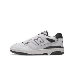 Buty do chodzenia dla dorosłych New Balance 550. Białe obuwie sportowe damskie New Balance, ze skóry, bez zapięcia, trekkingowe. Za 349.00 zł.