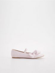 Klasyczne baleriny z kokardką - pastelowy róż. Czerwone baleriny dziewczęce Reserved, bez wzorów, ze skóry, bez obcasa, bez zapięcia. W wyprzedaży za 17.99 zł.