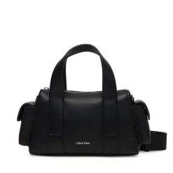 Torebka Calvin Klein. Czarne torebki klasyczne damskie Calvin Klein, bez dodatków. Za 489.99 zł.
