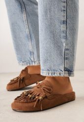 Brązowe Klapki VICES Typu Mule z Koralikami Frędzlami i Kokardą Dioleora. Brązowe klapki damskie Born2be, z aplikacjami, bez obcasa, na płaskiej podeszwie, bez zapięcia. Za 119.99 zł.