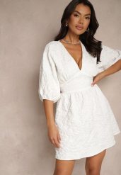 Biała Sukienka o Rozkloszowanym Fasonie z Tłoczonym Wzorem i Rękawami Nietoperz Farinose. Białe sukienki damskie Renee, bez wzorów, eleganckie, bez ramiączek. W wyprzedaży za 135.99 zł.
