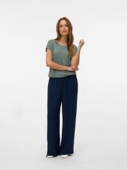Vero Moda Koszulka w kolorze zielonym rozmiar: L. Zielone bluzki damskie Vero Moda, l, bez wzorów, bez kołnierzyka, bez ramiączek. Za 66.00 zł.