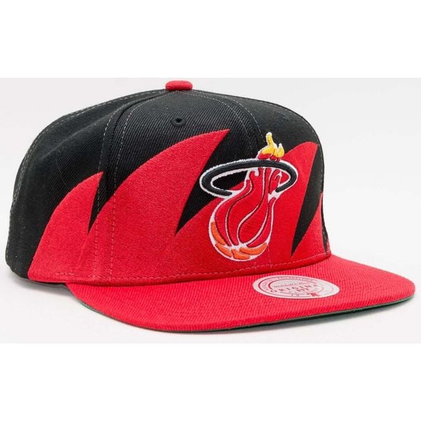 Mitchell & Ness Miami Heat Czapka Snapback NBA czerwona/czarna. Czarne czapki z daszkiem damskie Mitchell & Ness, bez wzorów. Za 171.99 zł.