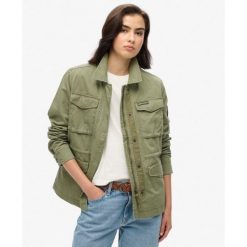 Kurtka Militarna M65 SUPERDRY. Zielone kurtki damskie Superdry, m, bez wzorów, bez kaptura. W wyprzedaży za 363.65 zł.
