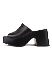 Loft37 Skórzane klapki w kolorze czarnym rozmiar: 39. Czarne klapki damskie loft37, bez wzorów, z otwartym noskiem, bez obcasa, na obcasie, bez zapięcia. Za 347.99 zł.