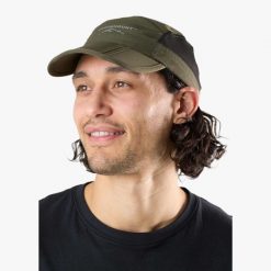 Czapka z daszkiem Wędrówki unisex Swedemount Lofoten Packable Cap szybkoschnąca. Zielone czapki z daszkiem damskie SWEDEMOUNT, bez wzorów. Za 79.99 zł.