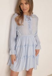 Jasnoniebieska Wiskozowa Sukienka na Lato w Stylu Boho z Falbankami i Wiązaniem Barpea. Niebieskie sukienki damskie Born2be, bez wzorów, z poliesteru, boho, bez ramiączek. Za 149.99 zł.