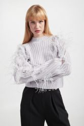 Sweter damski z piórami PATRIZIA PEPE. Swetry klasyczne damskie Patrizia Pepe, xs, bez kołnierzyka. W wyprzedaży za 1,043.42 zł.