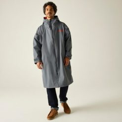 Wodoodporny szlafrok do przewijania dla dorosłych unisex. Niebieskie szlafroki damskie Regatta, bez wzorów, bez kaptura. W wyprzedaży za 329.99 zł.