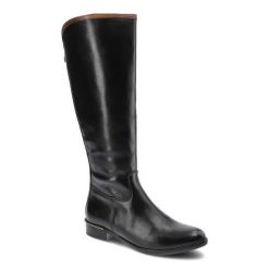 Czarne Kozaki Carinii Damskie Eleganckie Obuwie. Czarne kozaki damskie Carinii, ze skóry, bez obcasa, na płaskiej podeszwie, bez zapięcia. Za 299.00 zł.