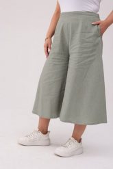 Spódnico-spodnie Lena w kolorze old green - Swoboda i styl w lnianej odsłonie PLUS SIZE OVERSIZE XXL. Zielone spodnie materiałowe damskie Moda Size Plus Iwanek, bez wzorów, ze lnu, krótkie. W wyprzedaży za 139.90 zł.