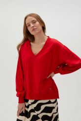 Gładka bluza z dekoltem w serek czerwona. Czerwone bluzy damskie MOODO, l, bez wzorów, z bawełny, bez kaptura. W wyprzedaży za 69.99 zł.