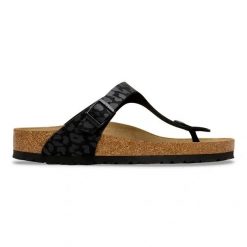 Birkenstock Gizeh SYN Leo Black Japonki damskie. Czarne klapki damskie Birkenstock, bez wzorów, bez obcasa, bez zapięcia. Za 399.99 zł.