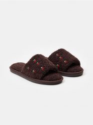 Pluszowe kapcie z motywem wiśni - brązowy. Brązowe kapcie damskie Sinsay. Za 25.99 zł.
